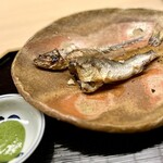 道人 - ⑥上桂の鮎塩焼き
      〜この時期は稚鮎よりも大きく、小骨はあるので女将さんに小骨を抜いて頂くが、ある程度はバリバリと噛み砕けるくらいで旨味が増して良い歯応え。