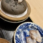 道人 - ⑦鳥貝の石焼き
      〜丹後鳥貝。前回は舞鶴産、今月は宮津産鳥貝。丹後とり貝は大型肉厚で柔らかくて独特の甘みが特徴。一般に流通している一般の鳥貝の大きさは6cm前後だが、丹後産は8.5cm以上。