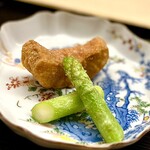 道人 - ⑨九絵のおかき揚げ
      〜丸々と脂ののった九絵のおかき揚げとアスパラガスの素揚げ。おかき揚げのパリパリ、サクサクの食感と香ばしさは程よい品がある。