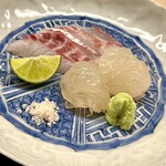 道人 - ④お造り
      〜明石産真鯛と伊勢海老。酢橘と塩で。素晴らしい締め具合と軽く寝かせて旨味が増した逸品。