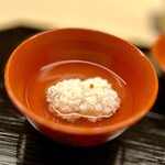 道人 - ③鱧のお椀
      〜淡路産鱧だけのシンプルなお椀。かと思ったら鱧のうえにちょこんと梅がのってる。気がつかないくらい謙虚な梅ちゃん。