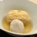 道人 - ⑪煮物
      〜ひろうすと小芋の抱き合わせ。薄味の出汁がじんわりと身に染みる繊細な味わい。昔からおばあちゃんがよく炊いていた絶品の田舎料理のよう。