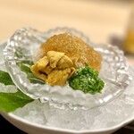 道人 - ②毛蟹、茗荷、土佐酢ジュレ
      〜氷にのりヒンヤリとしたカットガラスの器には北海道の毛蟹に茗荷、爽やかな天草産赤雲丹、叩きオクラ。