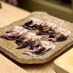 道人 - 今月は宮津産鳥貝。丹後とり貝は大型肉厚で柔らかくて独特の甘みが特徴。一般に流通している一般の鳥貝の大きさは6cm前後だが、丹後産は8.5cm以上の大型サイズ。