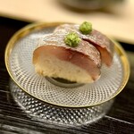 道人 - ⑤鬼鯵の棒鮨
      〜見るからに大好物の美しい棒鮨。鬼鯵の締め具合も絶妙。丸ごと食べたくなるのは私だけ？