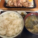 お食事処 ひぐらし - 妻が食べた豚のしょうが焼き定食 ¥900！