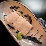 樋口 - 鱧の焼霜は、玉葱醤油で。素晴らしい焼き霜。ふっくらしっとり、玉葱の薬味で鱧を頂いたのは初めてでしたが、甘みと香りが増して最高でした。