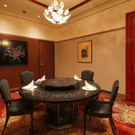 旬遊紀 - 【福龍】少人数でのご会食や接待などに最適な個室。大切な方とゆっくりとしたくつろぎの時間をお過ごしいただけます。

[収容人数]　正餐 4～8名様
[室　料]　¥6,050