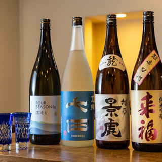 全国より仕入れる季節の日本酒や山梨県産のワインをラインナップ