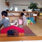 おやまのカフェ - キッズスペースを囲むようにカウンターがあります