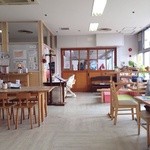 おやまのカフェ - もう一つのキッズスペースではちっちゃいテレビでトムとジェリー