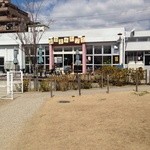 おやまのカフェ - 外にもテーブルと椅子がありました