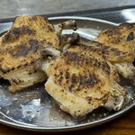 お好み焼き ふじや - ナイス アテ ② 「手羽塩」 中はしっとりジューシーなんです