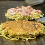 お好み焼き ふじや - 手前がよその方の「お好み焼き モダン」
      奥が僕の「豚玉」 このザクザクキャベツがええわぁ