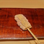 銀座焼とり 京丹波 - 鴨肉（粒マスタード）：身がしっかり引き締まり、噛むと弾力を感じる。じんわりと、鴨肉の旨みが伝わった。