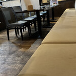 焼きもの家 慶 - 入った時は自分の他に2組だけで予約席も無くガランとしていたのに、電話でいきなり9人の予約が入り、ビリケン前の特等席から移動を命じられた^_^。ささっと3テーブル連結。ベンチシートの機動性は素晴らしい。