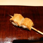 銀座焼とり 京丹波 - もも肉：外の皮はパリっ、もも肉は噛むとジュンワリと旨みエキスが口いっぱい広がった!