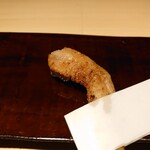 銀座焼とり 京丹波 - 手羽先：手羽特有のオイリーでコクある旨みが楽しめる