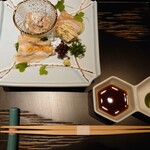 銀座焼とり 京丹波 - 鶏刺し：胸肉（左手前）、もも肉（左手前）、ささみ、胸肉昆布締め（右手前）、レバ、胡麻和え、塩（左手奥）