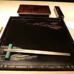 銀座焼とり 京丹波 - 串焼きが乗るトレー