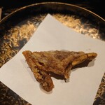銀座焼とり 京丹波 - フカヒレ唐揚げ：鶏の串焼きからの、イレギュラー料理。パリっとして、煎餅のような正面だ。