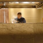 銀座焼とり 京丹波 - 正面の焼台では、大将の調理がよく見えた♪