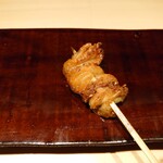 銀座焼とり 京丹波 - 皮：パリっとした食感だが、オイリーかつジューシーだった。濃いめの味は日本酒にはぴったりだ♪