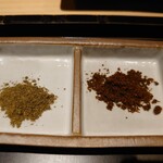 銀座焼とり 京丹波 - 調味料：黒七味（右）、山椒（左）