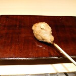 銀座焼とり 京丹波 - つくね：しっかりと引き締まった身は、ももと胸肉の良さを感じさせた。食べごたえあるつくねだった。