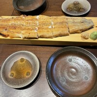 うなぎ四代目菊川 湯の山 素粋居店 - “一本白焼”。濃い薄口醤油と塩で。わさびと生姜を添えて…。上品で鰻本来の味わいが楽しめます。ん？鰻と生姜⁈珍しいです。しかし以外にマッチング良しです。