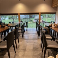 うなぎ四代目菊川 湯の山 素粋居店 - 緑多い庭を望む洒落た、しかしサッパリとした現代的設えの店内。生憎外は梅雨ど真ん中、霧雨に煙っています。しかし、こうしてみると“雨”も風情に感じられて中々いいものです。情緒たっぷり！