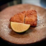 樋口 - 揚物の良い香りで登場したのはクエでした。周りは香ばしくカリッと、身は弾力があってしっとり。