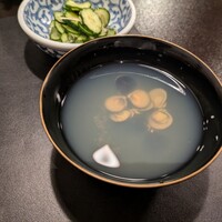 等々力 ひらさわ - お吸い物と浅漬きゅうりの薄切り