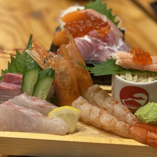 ツルマツ定番の箱盛り！おすすめ鮮魚を存分に楽しむ贅沢なひと時
