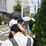 弘明寺丿貫 - 行列。後ろの交差点まで。