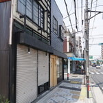 弘明寺丿貫 - 店舗。倒れこんだ電柱のあたりから。