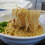 弘明寺丿貫 - スルメイカ肝醬油の和え玉の麺リフト