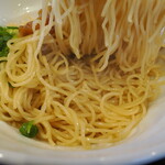弘明寺丿貫 - 麺の下の油ダレ