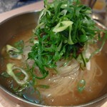 アジョシ - 京都冷麺。むにむにした麺は美味しいが、酢とキムチを入れないとインパクト弱し？