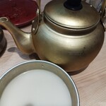 アジョシ - そしてー、ヤカン・マッコリを飲む♪冷房が壊れており、店内は大変暑い。でもそのおかげで？ビールが美味しかったかも！屋内型野外ビアガーデン(意味不明笑)、と思えば良き!笑