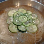 アジョシ - 冷麺極み。これ、とても美味しかった！麺をスダチとスッキリしたスープと一緒に食すると大変美味。気に入ったー♥