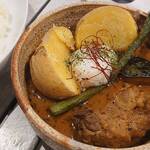 Soup Curry Dosanko - 骨付きチキンがまるごと1本入った定番のチキンレッグのスープカレー。ライス付きで1200円