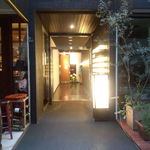 左右共に他の飲食店が入っている