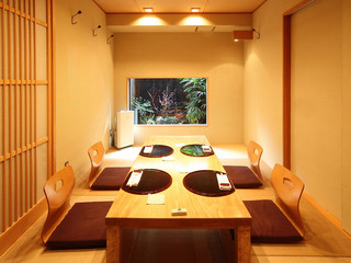 Azabu Shuu - 個室で風情ある小さな庭を望みながら、旬の食材で一献傾ける