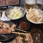 串屋横丁 - つくね、ネギマ、サービスのキャベツ、ポテサラ