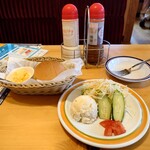 コメダ珈琲店 - 料理写真:モーニングセットのパンとミニサラダ