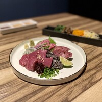 赤身焼肉USHIO - 和牛刺し盛り合わせ、ナムル盛り合わせ