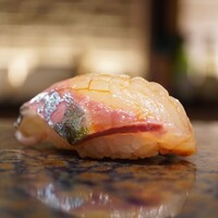 おすしのジョー - ◇縞鯵
                口に放り込んだ瞬間にシャリの酸味が心地よく込み上げていき、噛むほどに身の旨味と同化して美味さを膨らませる！手応え良さげなファーストタッチ。