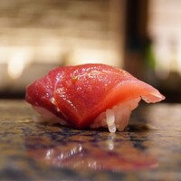 おすしのジョー - ◇赤身
                どっしりとした厚みのある旨味が美味しさを届ける。