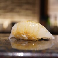 おすしのジョー - ◇鮃
                甘みと香りがたっぷりと咀嚼で引き出され、シャリが身の美味さを引き立て続ける！